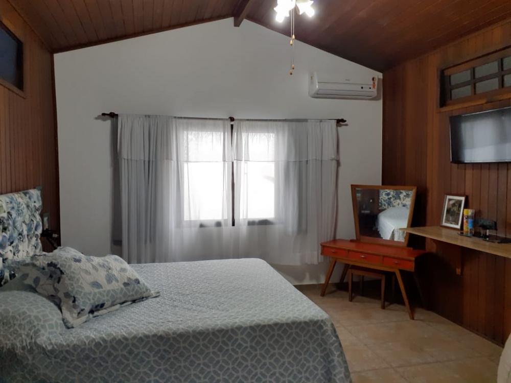 CASA COM 04 DORMITÓRIOS, SENDO